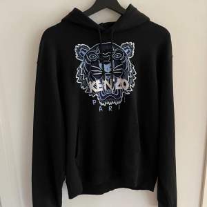 Kenzo hoodie storlek M!  Nästan helt oanvänd! Köpt för 3000kr (kvitto finns)