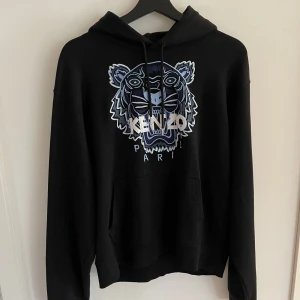 Kenzo hoodie - Kenzo hoodie storlek M!  Nästan helt oanvänd! Köpt för 3000kr (kvitto finns)