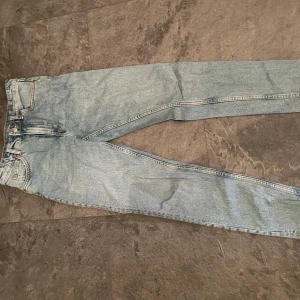 Blå jeans från Monki - Säljer ett par snygga blå jeans från Monki, modell Taiki. De är högmidjade med en ballongformad passform som ger en cool och avslappnad stil. Perfekta för både vardag och fest! 🦋