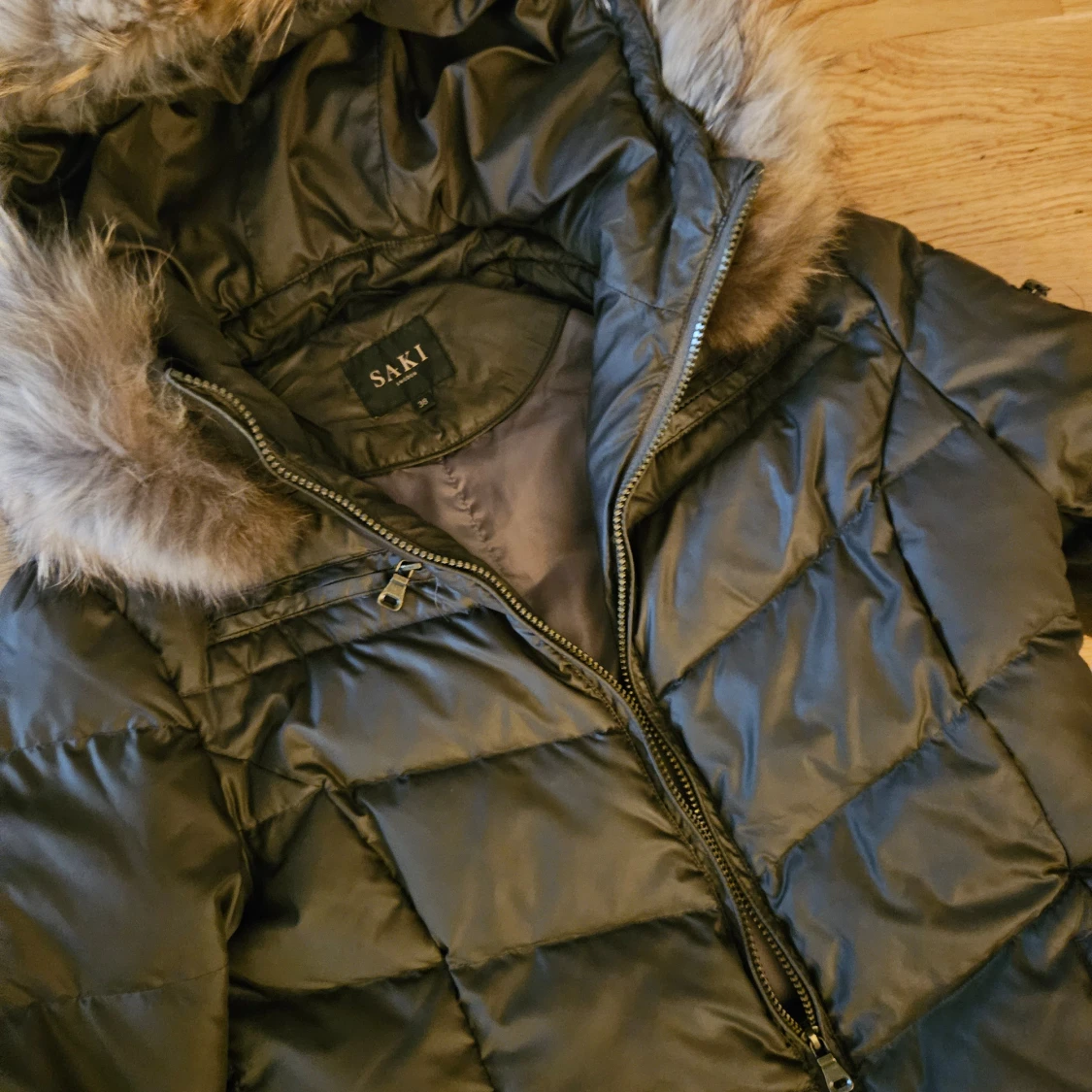 Svart pufferjacka från Saki