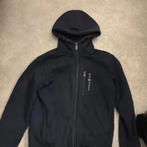 Sail Racing Zip-Hoodie - Säljer denna snygga sail racing zip-hoodie. Storlek XS men passar mig jättebra som brukar ha S. Kan gå ner i pris vid snabb affär.