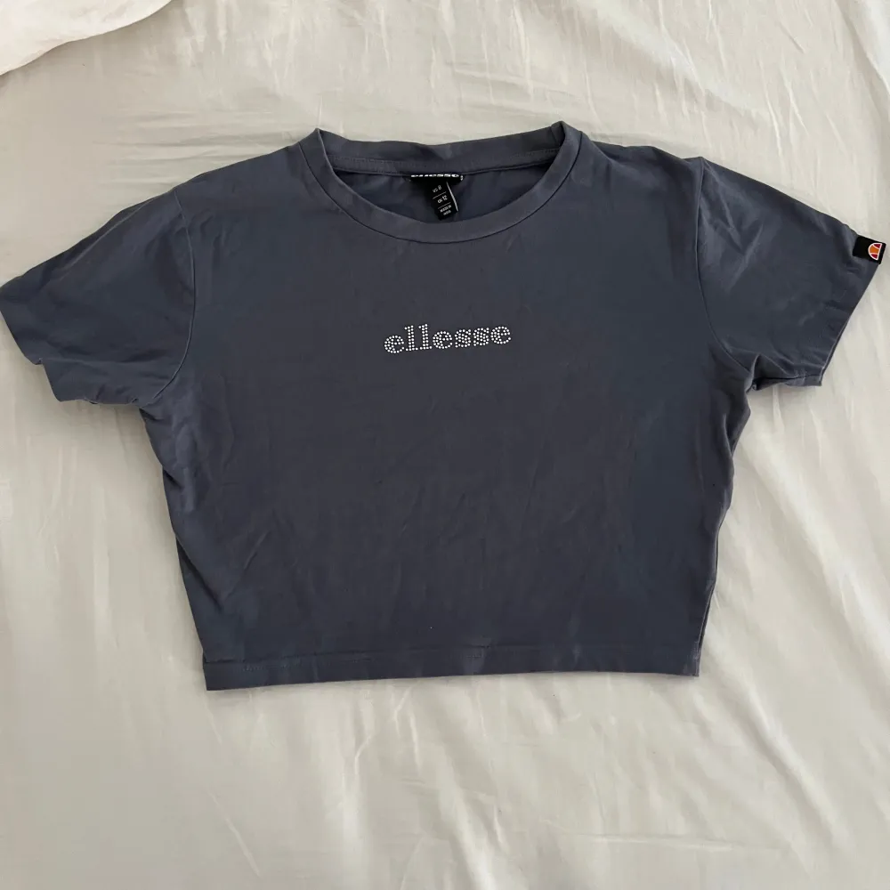 Blå Ellesse crop top med strass text. Använd enstaka gånger men i fint skick. Yläosat.
