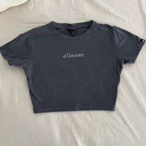 Ellesse crop top - Blå Ellesse crop top med strass text. Använd enstaka gånger men i fint skick