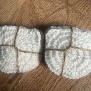 Muggunderlägg  - Handgjorda muggunderlägg  4 pack = 4 st i samma färg  - 40 kr 6 pack = 6 st i samma färg 60 kr Frakt tillkommer 