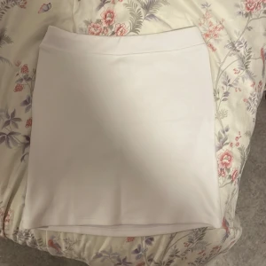 Vit kjol från Collusion - Säljer en stilren vit kjol från Collusion i storlek S, den är för liten för mig 