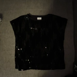 Glittrig t-shirt  - Har du inget att ha på dig på fester eller bara en helt vanlig dag? I got you kolla in den här jätte coola tröjan till och med finare i verkligheten passar verkligen till allting! STOR STORLEK!
