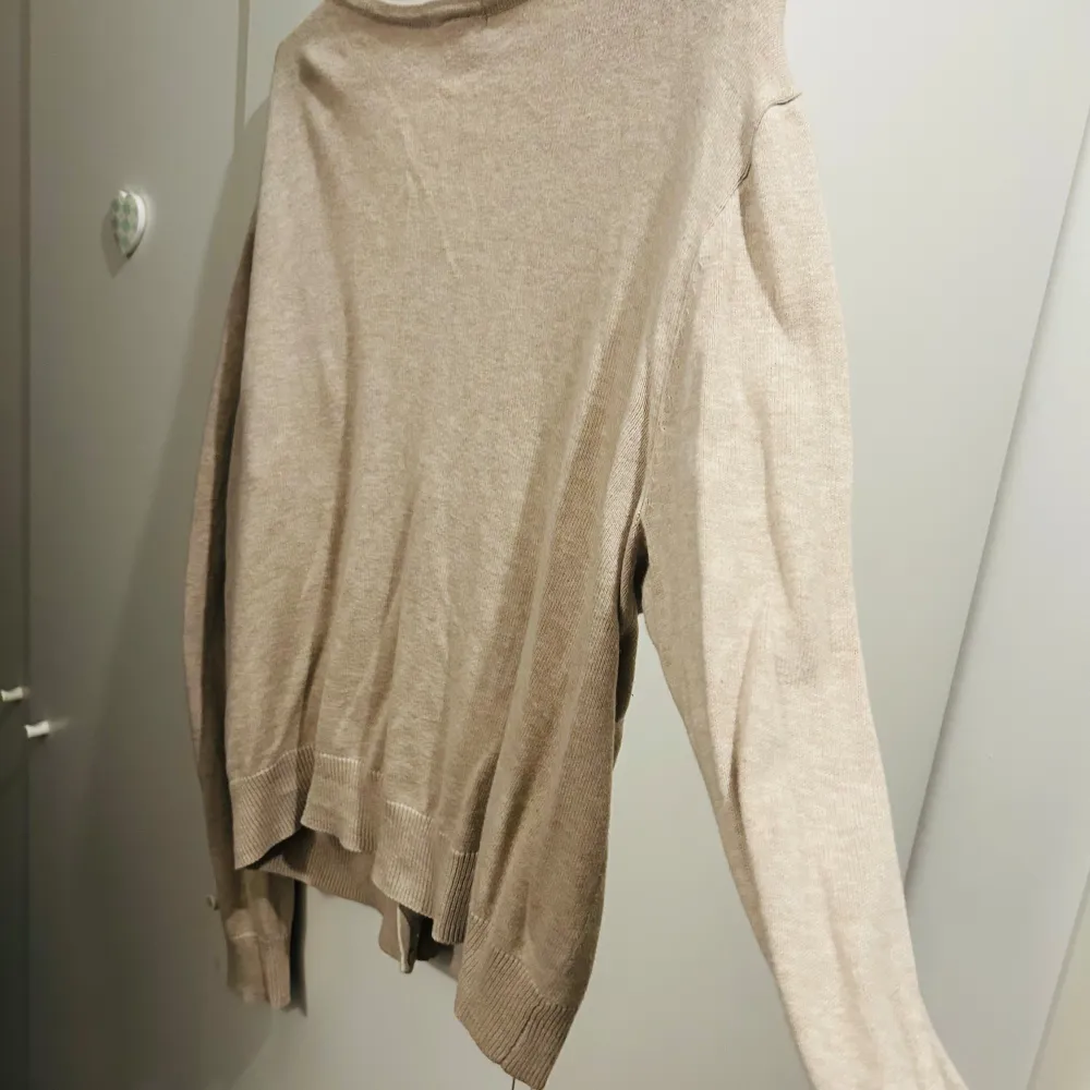 Säljer en stilren beige kofta från Basic i storlek XL. Den är gjord av mjukt material och har långa ärmar samt knappar framtill. Perfekt för både höst och vår, och funkar lika bra till vardags som till lite finare tillfällen. Superbekväm och lätt att matcha med andra plagg! 🌟. Tröjor & Koftor.