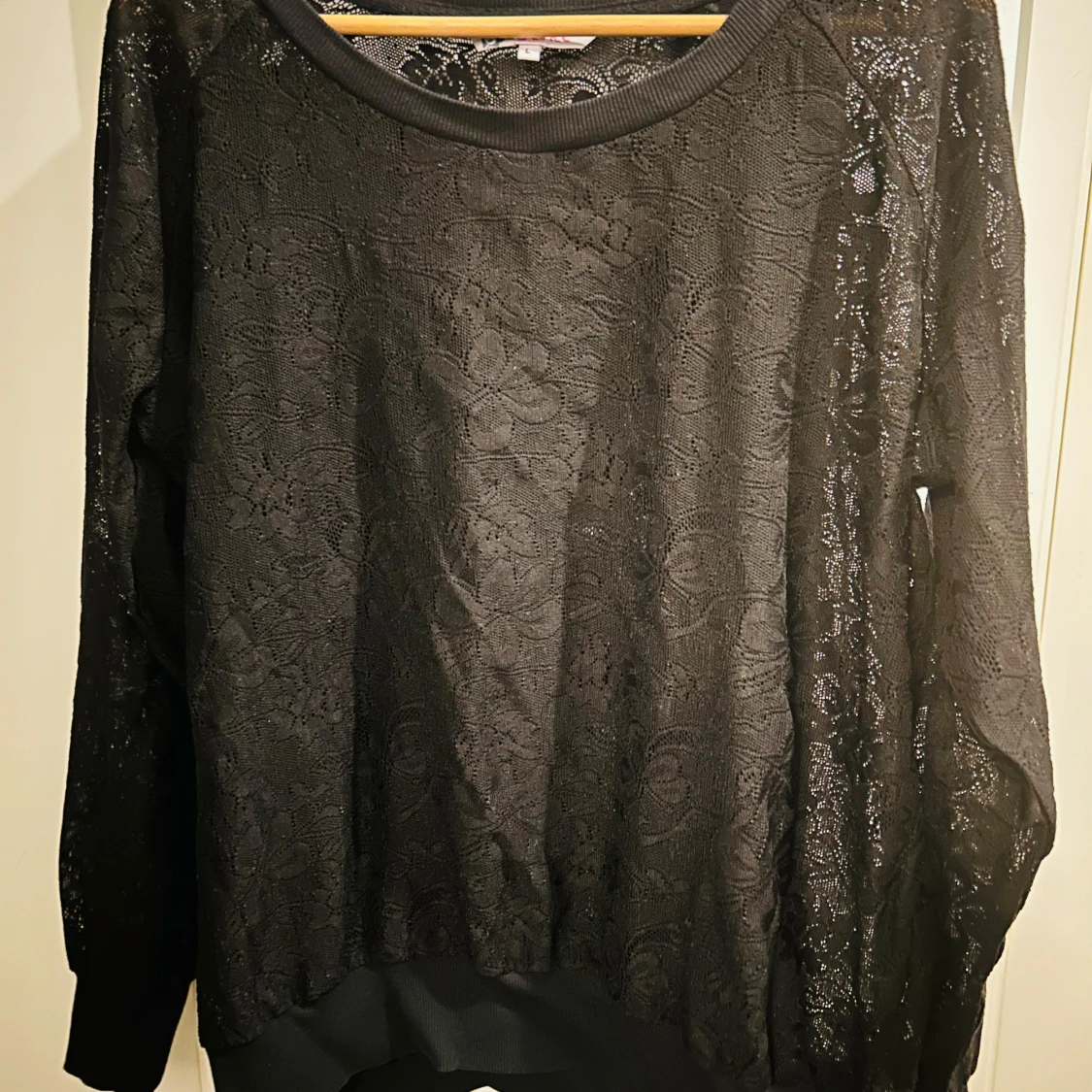 Svart spetsmönstrad tröja från Instinct - 93