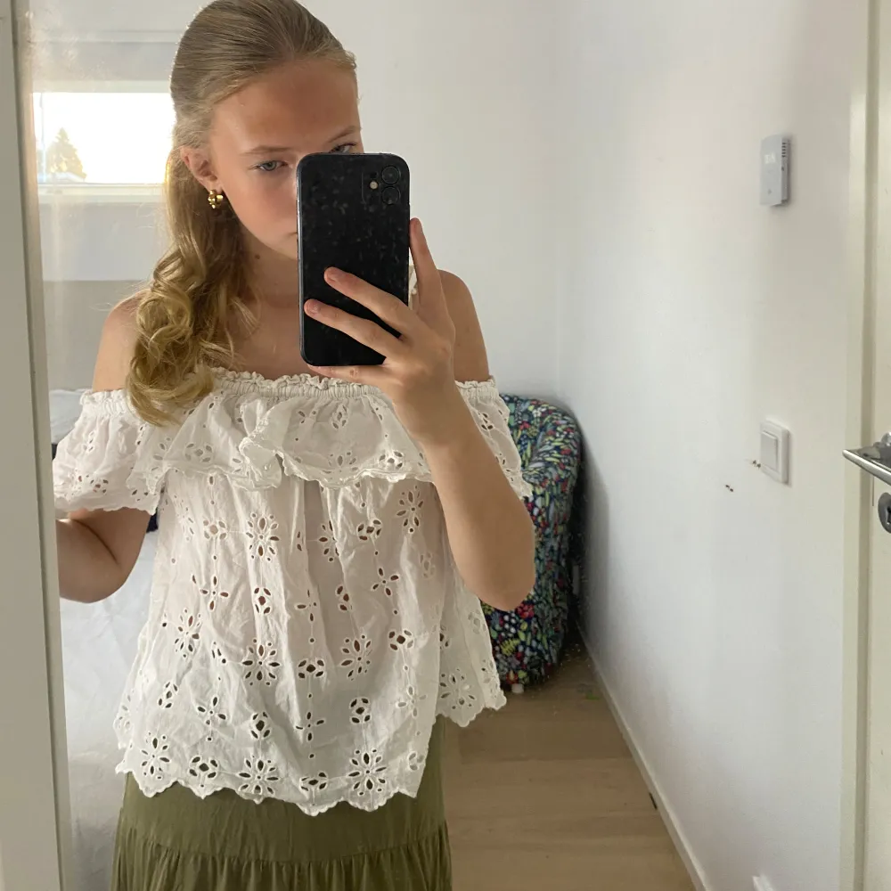 Säljer denna jättesöta topp som man kan ha på sommaren och fina tillfällen, köpte den utomlands så vet inte vart den är ifrån för märke 💕 köparen står för frakten ❤️ . Puserot.