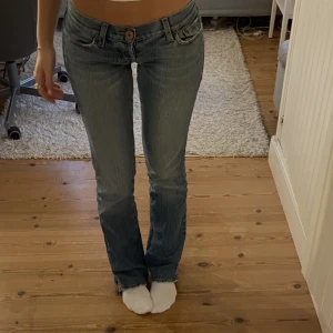 Lowwaist jeans - Så fina jeans, Innerbenslängden och midjemått finns på bilderna💞