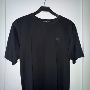 Acne Studios T-Shirt  - Svart t-shirt från Acne Studios med logo Helt ny skick, oanvänd!  Köparen står för frakt! 