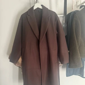 Brun kappa - Brun kappa jättefin från veromoda. Liiite nopprig men syns inte så mycket.  Storlek s. 