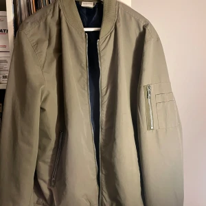 Jack and Jones bomber jacka - XL (passar som m/l) - Jack and Jones bomber/skaljacka i storlek XL (passar som en M/L)   Använt skick.