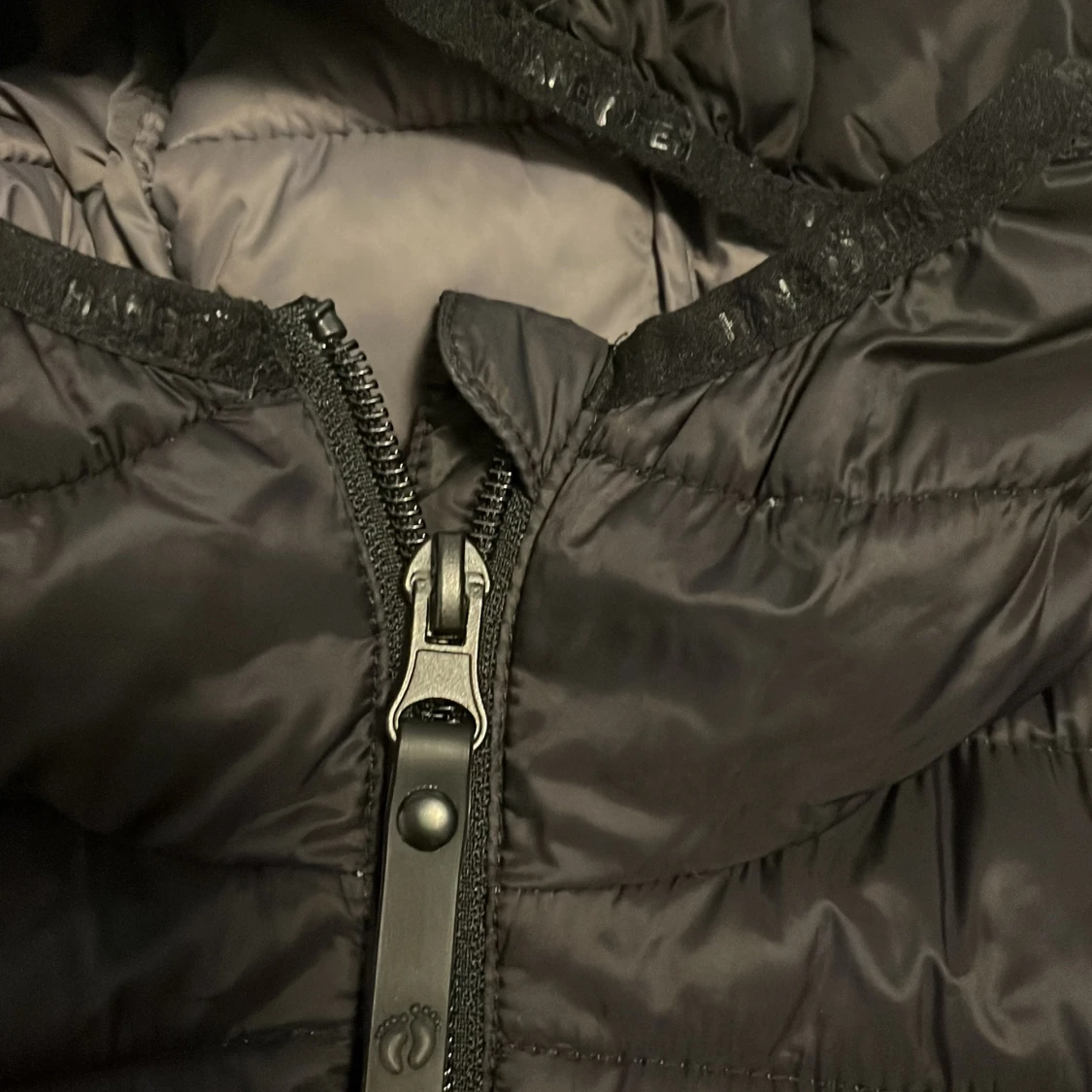 Svart pufferjacka med huva - 91