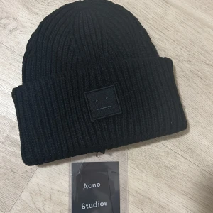Ny Acne mössa - Säljer en helt ny acne mössa med lapp kvar som jag fick i present.