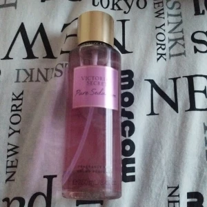 Victoria's Secret Pure Seduction - Säljer en flaska Pure Seduction från Victoria's Secret. Den har en söt och fruktig doft med inslag av plommon och fresia. Flaskan är rosa med en guldig kork och rymmer 250 ml. Perfekt för att känna sig fräsch hela dagen! Inte använt en enda gång då jag har två flaskor av den.
