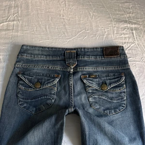 Lågmidjade bootcut jeans - Vintage från Lee💓midja 38 innerben 76 jae 165