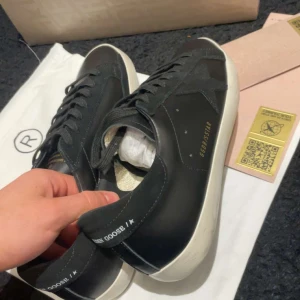 Golden goose - Säljer nu mina golden goose då dem ej passade. Använda 2 gånger utomhus, inga skador eller något, priset är inte hugget i sten! 