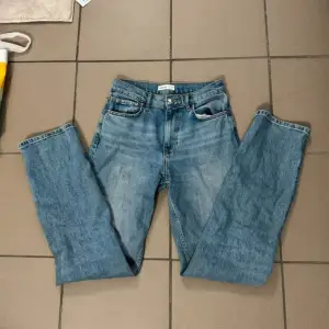 Blå raka jeans från Gina tricot