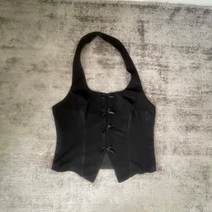 Svart topp - Säljer då den tyvärr va lite stor, alltså aldrig använd i nyskick🥰