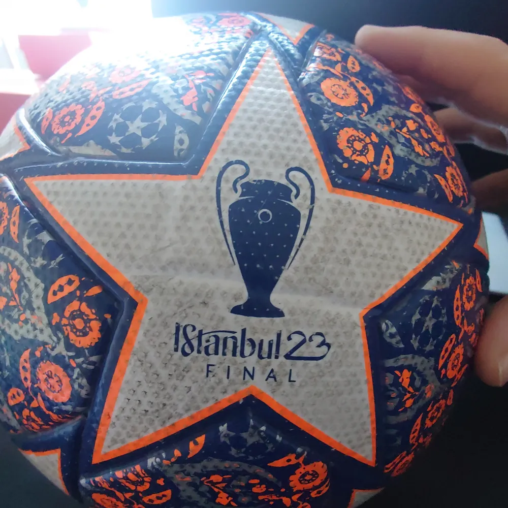 En champions League boll  Har en liten skada   Size 5  175-200. Övrigt.