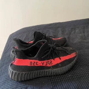 Yeezy svart  - Ej äkta, använd någon gång men mest legat i garderoben så möjligtvis lite dammiga