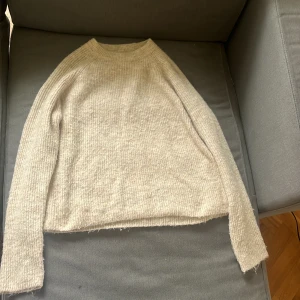 Beige stickad tröja från Pieces - Mysig beige stickad tröja från Pieces i storlek L men passar perfekt på mig som vanligtvis är xs/s. Perfekt för kyliga dagar med sin mjuka och varma känsla. Tröjan har en enkel design med långa ärmar och ribbade kanter. Passar både till vardags och mysiga hemmakvällar.