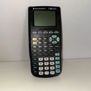 Grafräknare Texas instruments TI-82 - Grafräknare från Texas instruments TI-82 stats. Krävs i matte under gymnasiet och framåt. OBS! Kräver nya batterier före användning.