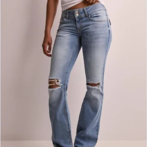 Nelly jeans - Säljer mina supersnygga jeans från nelly då jag beställde för liten storlek, skriv för fler bilder!!☺️