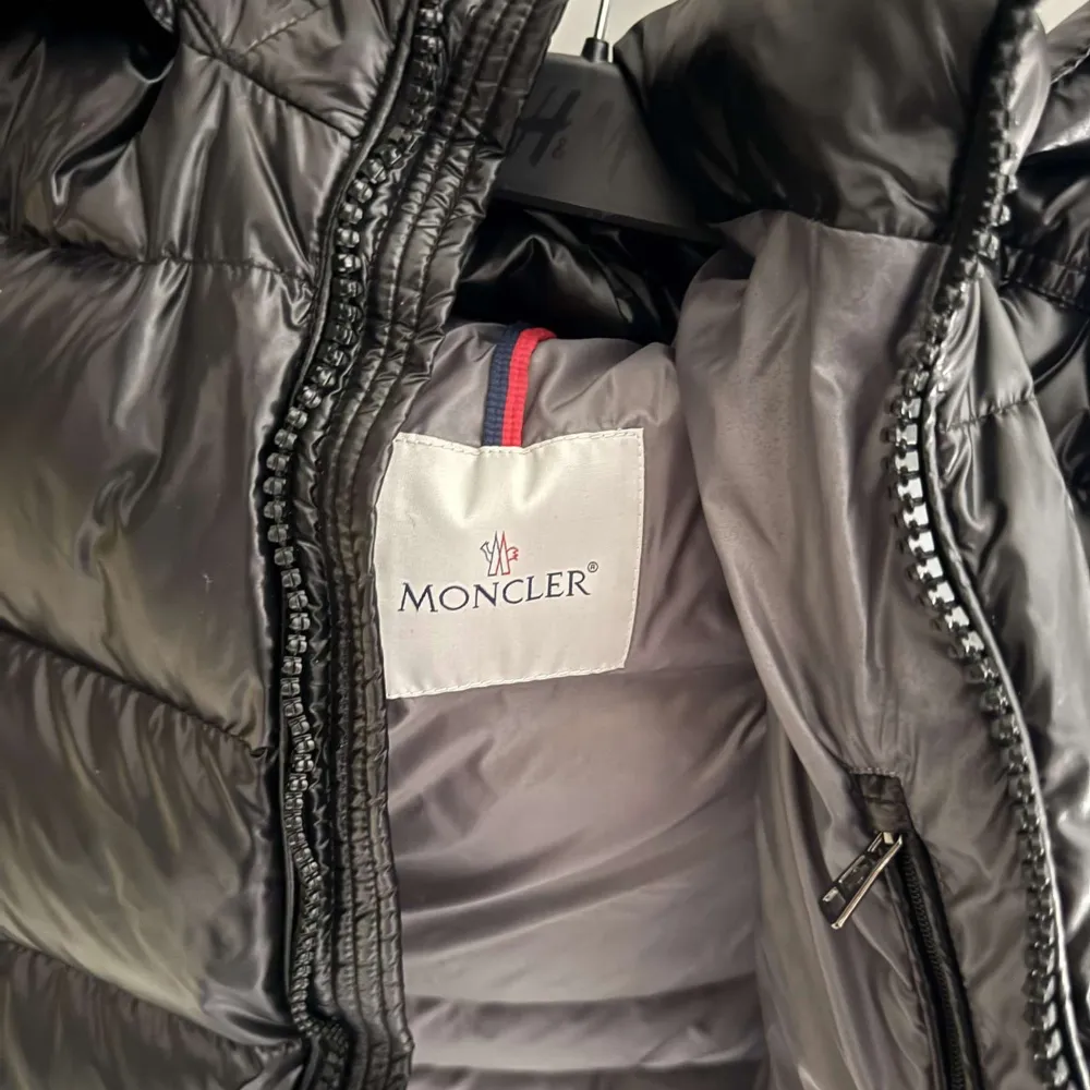 En moncler maya i jätte bra skick säljs eftersom jag vill ha en ny. Storlek 2, motsvarar S/M. Jackor.