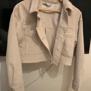 Kort jacka  - Skön och fin kort jacka. Aldrig använd. 