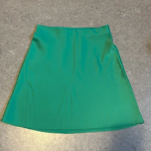 Silkeskjol - Grön silkeskjol, kort. Storlek XS Köpt från Bikbok, använd 1 gång