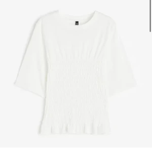 Hm tröja - Säljer de hära populära hm tröja då en inte används. Den är spartsamt använd och inga defekter! Skriv för egna bilder!🤩❤️