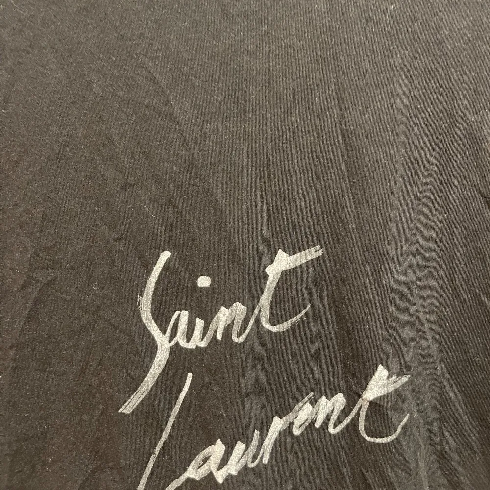 Svart saint Laurent T-shirt med tryck, nypris runt 5-6 tusen kronor. Säljer för 1,500kr. Storlek S passar M. T-shirts.