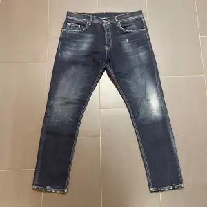 Dondup Jeans i Modellen ”icon” lite rakare än dom vanliga. Nypris runt 3-4 tusen. Mitt pris 900kr