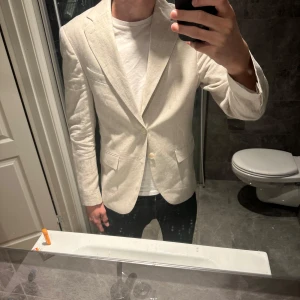 Zara kavaj linne  - Helt oanvända linnekavaj från zara med tillhörande kvitto. Köptes ny för 1300kr