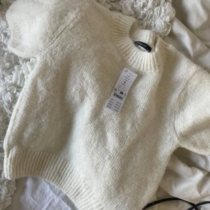 Stickad tröja  - Jätte fin stickad tröja som aldrig kommit till användning!