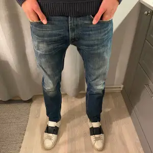 Tja! Säljer nu dessa jeans från märket Tiger Of Sweden i storlek 32/34. Jeansen är lagade i skrevet och under den högra fickan (se bilderna) därav priset. Hör av dig vi frågor eller funderingar!