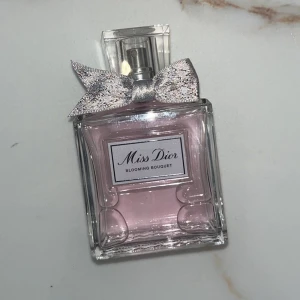 Miss Dior blooming bouquet - Helt ny miss dior parfym 100ml saknar låda. Sprutat några gånger bara för att lukta på den utöver det aldrig använd. Köpt på Åhlens. Köpte för 1560kr