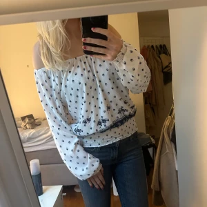 Blus  - Finaste off shoulder blusen i bra skick! 🤍
