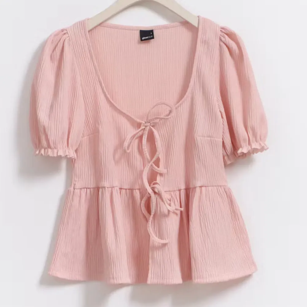 rosa blus ifrån Gina tricot, med rosetter framtill. Endast använd en gång! . Puserot.
