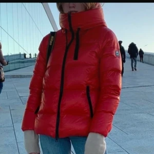 Röd dunjacka - Superfin och bra skick! Välanvänd men inga defekter  Nypris ca 4000