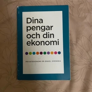 Dina pengar och din ekonomi - Säljer boken 'Dina pengar och din ekonomi' som handlar om privatekonomi på enkel svenska. Perfekt för dig som vill få bättre koll på din ekonomi utan krångligt språk. Boken har en blå omslag med färgglada cirklar på framsidan. Den är i bra skick och redo att hjälpa dig med dina ekonomiska beslut!