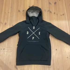 Skid jacka/hoodie från Dope - Säljer en metal blå hoodie från Dope i storlek XS. Den har en stor ficka fram och en bekväm hood. Perfekt för höst och vinter, och är tänkt för skidåkning. Den är is super bra skick och har bara använts några gånger. Passar dig som är 155 - 165