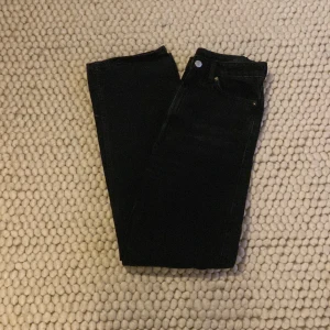 Svarta jeans! - Svarta högmidjade jeans från Weekday i fint skick! 