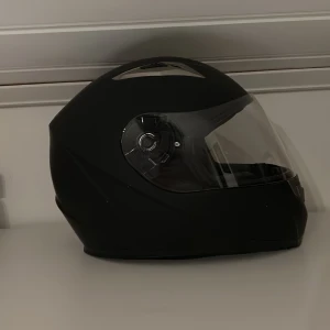 Mopedhjälm - Det är en medium hjälm som nästan aldrig har använts. Inga synbara skador. Köptes i år och har inga smällar. Priser kan diskuteras 