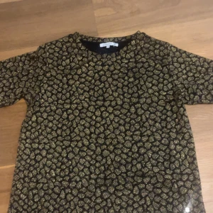 Guld glittrig fest T-shirt  - Säljer en fest tröja som är jätte skön från flashwoman då jag inte har haft några bra tillfällen att använda den på❤️