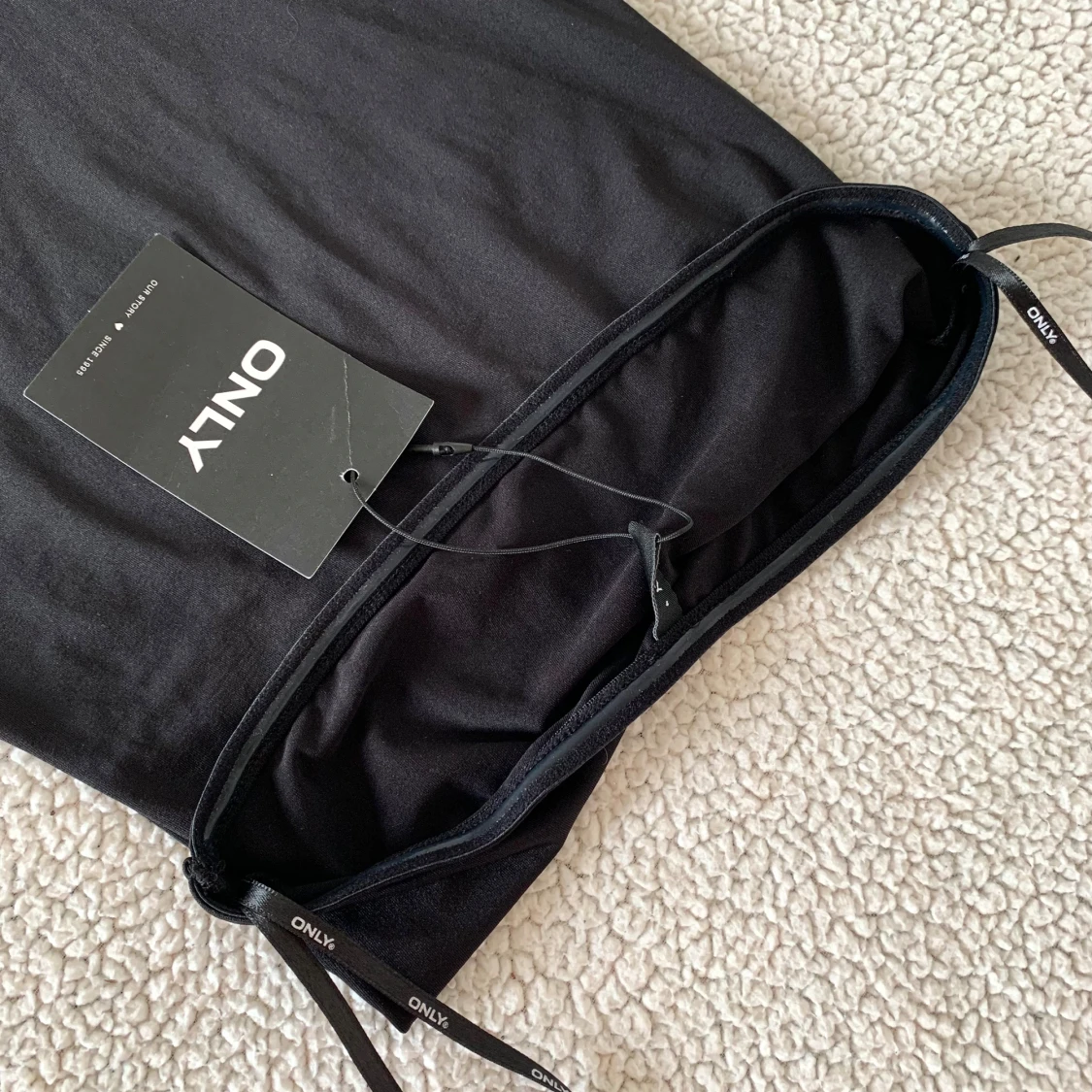 Only svart midiklänning med volanger - 91