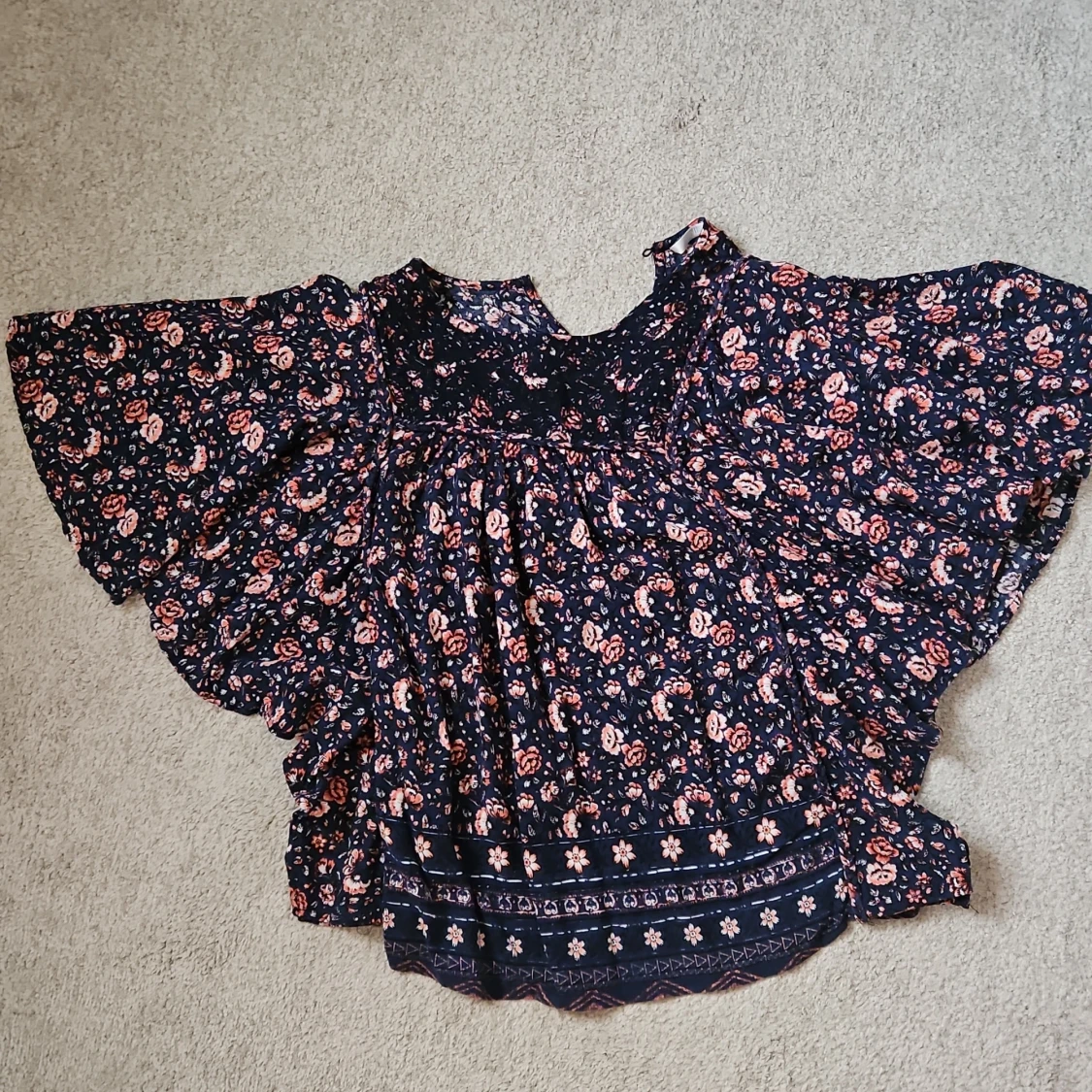 Blommig blus med vida ärmar - 90