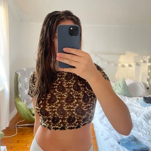 Topp - Snygg brun mönstrad topp i ett litet genomskinlig material men inget som syns! 🩷